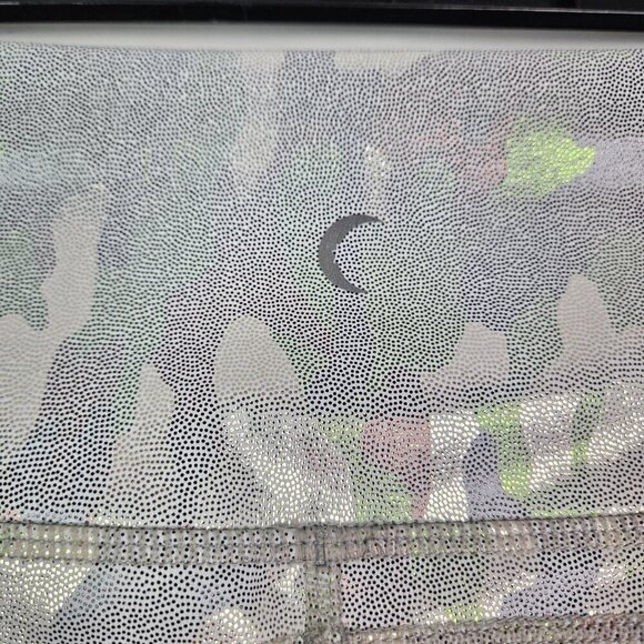 ZYIA Active Silver Camo Metallic Pocket Light n Tight Hi-Rise Capri Crop Legging - Picture 8 of 10